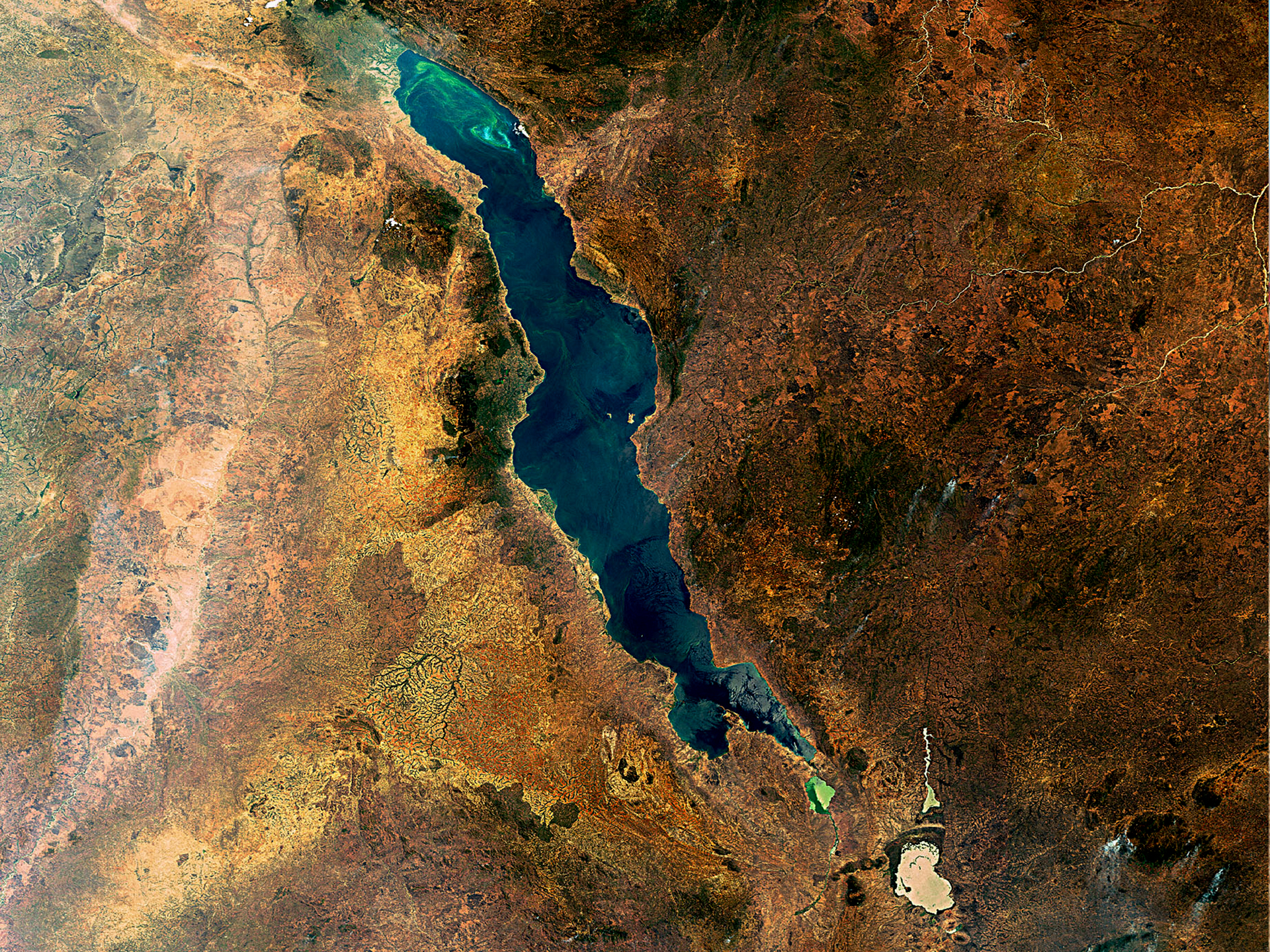 Длинное озеро африки. Озеро Танганьика космический снимок. Танганьика Северная Америка. Озеро Танганьика фото. Голландская Танганьика.